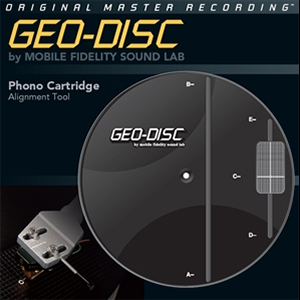 Die MFSL Geo-Disc ist nach langjähriger Abwesenheit jetzt wieder erhältlich. Diese Justageschablone basiert auf den Berechnungen des Mathematikers Baerwald und galt schon vor Jahrzehnten als äußerst zuverlässig und seit dem hat sich an der Mathematik der Abtastung nichts geändert.
Die Geo-Disc hat einen gigantischen Vorteil gegenüber allen anderen Justagehilfen am Markt. Sie ist derartig simpel, dass auch Menschen mit zwei linken Händen eine perfekte Justage ihres Tonabnehmers auf einem Drehtonarm beliebiger Länge hinbekommen. Außerdem eignet sie sich zum sekundenschnellen Überprüfen der Nadelposition nach einem Transport. Eine deutsche Justageanleitung in sieben einfachen Schritten liegt bei.